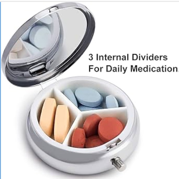 Black Cat on A Black Background Round Pill Box 3 Compartment Pill NIP - Picture 3 of 3